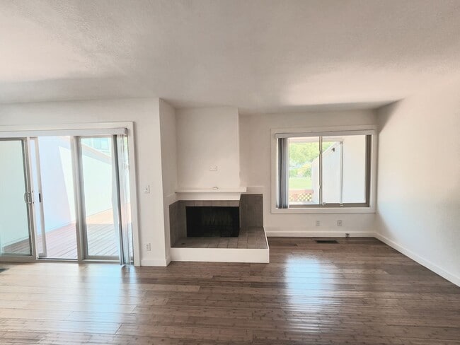 Building Photo - Spacious & bright 3 bedroom 2 bath home in...