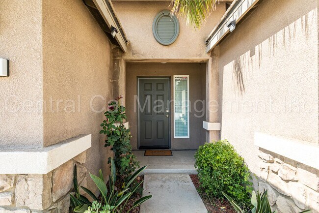 Building Photo - 4 Bedroom/2 Bath Home with Solar - $2650 p...