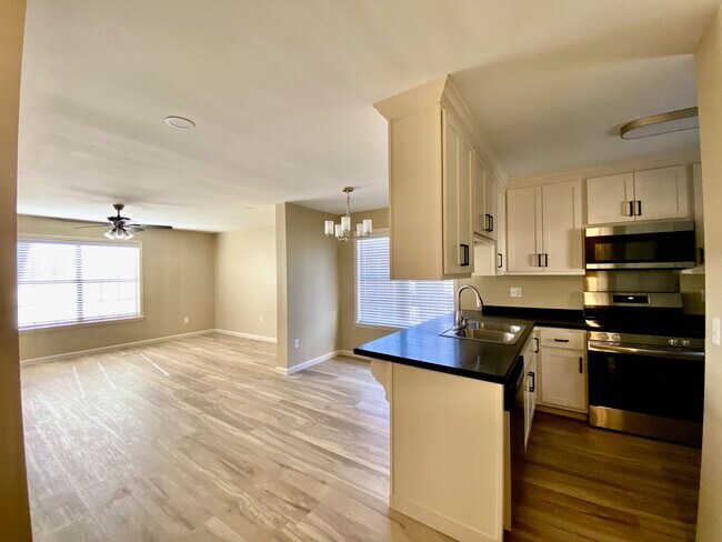 Building Photo - 701-703 Tracewood