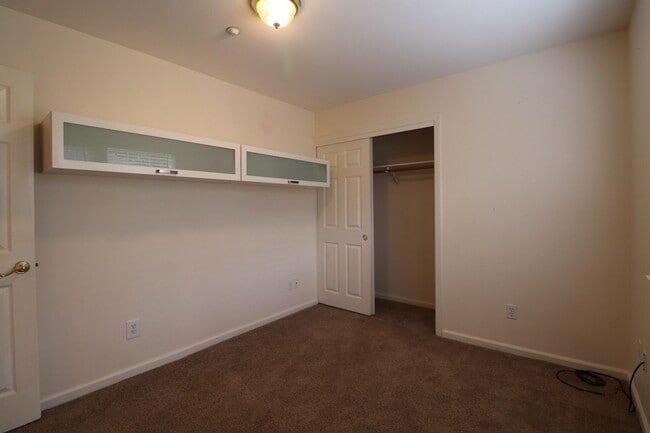 Building Photo - Lovely Cottonwood Glen Townhome