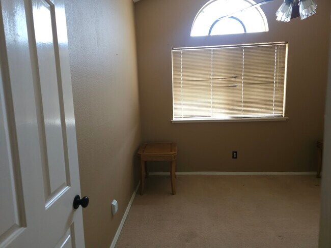 Building Photo - 2431 Pinehurst Ct