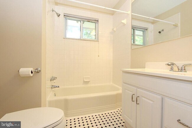Building Photo - 5028 River Rd