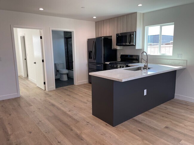 Building Photo - ALL JANUARY & FEBRUARY FREE! Spacious 3 Bedroom 3.5 Bath + Den in Prime Thai Town Location!