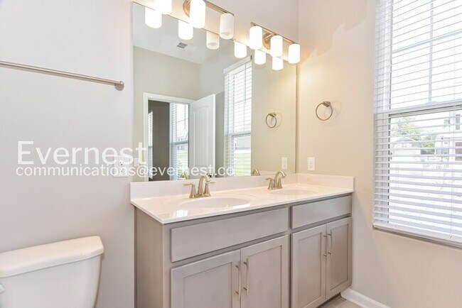 Building Photo - Limited Time Special Offer / 3 Bed/3 Bath Town Home with Garage / Pet-Friendly / Vouchers Accepte...