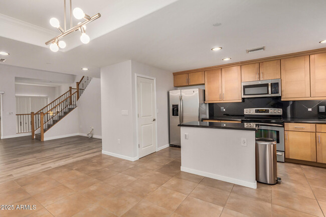 Building Photo - 815 E Rose Ln