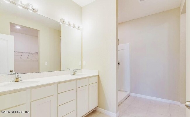 Building Photo - 87 Fellbrook Dr