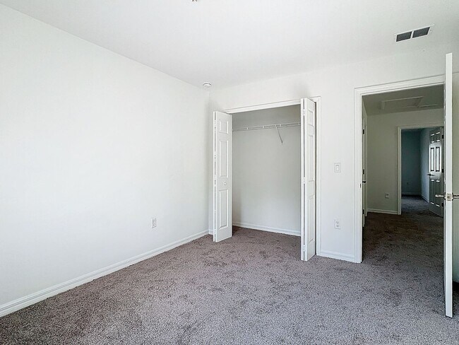 Building Photo - Townhouse For Lease in Saint Cloud