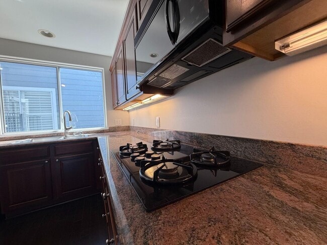 Building Photo - Luxury Pacific Heights 3BD/2.5BA with Private Rooftop Deck