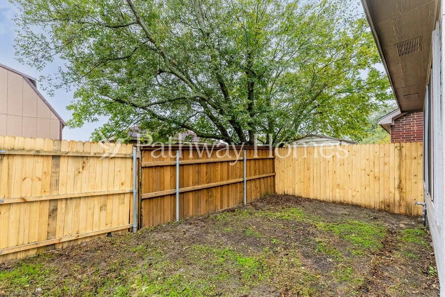 Building Photo - 920 Fairbanks Cir