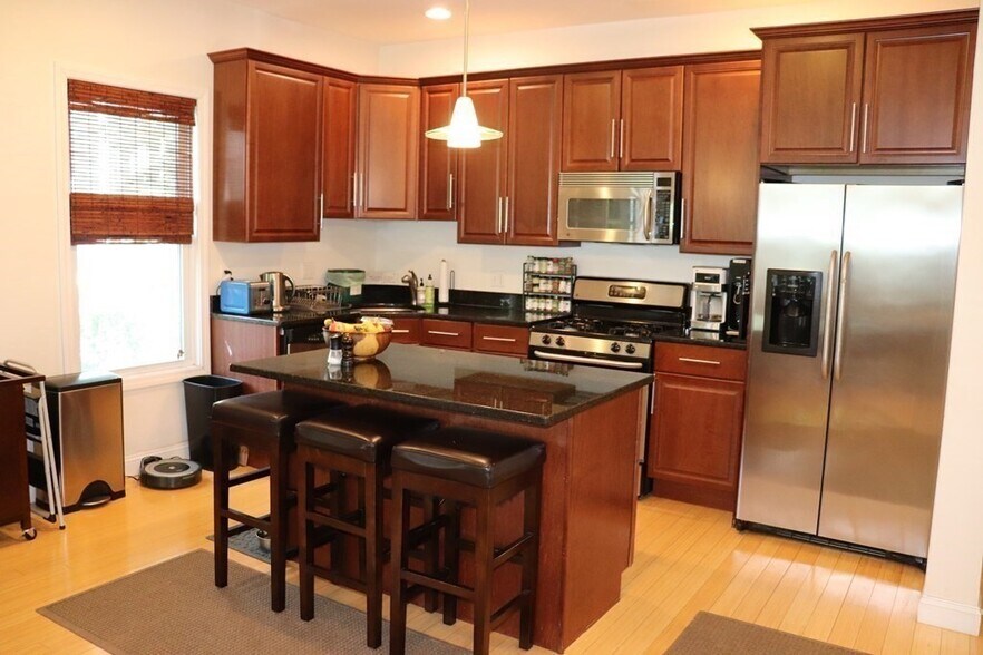 Building Photo - 582 Putnam Ave