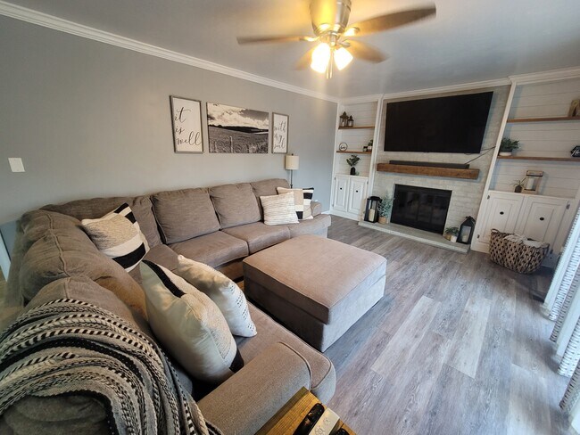 Building Photo - 1012 Meadowview Pl