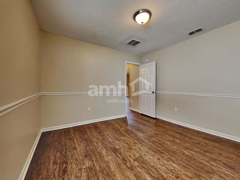 Building Photo - 632 E Red House Branch Rd