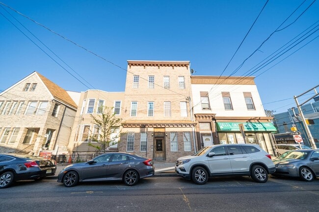 Building Photo - 1012 Summit Ave