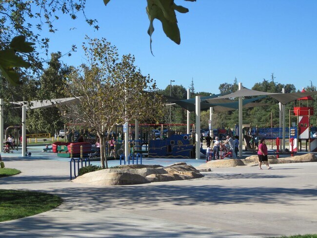 Building Photo - 3 Bed 2 Bath Apartment