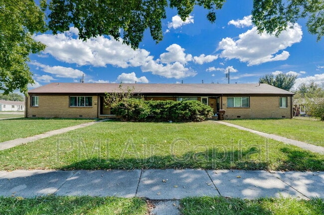 Building Photo - 638 S Woodlawn Blvd