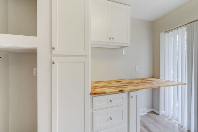 Building Photo - Updated 2 Bedroom Condo with a Move-In Spe...