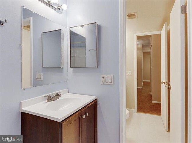 Building Photo - 2621 Glengyle Dr