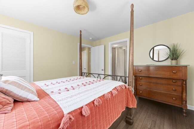 Building Photo - 3 Bedroom Furnished in Oldham County
