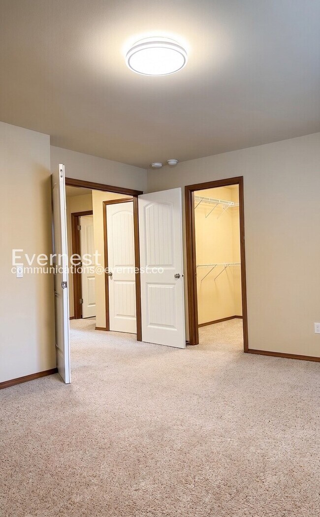 Building Photo - 3 Bed, 2.5 Bath Home with Fenced Yard & Garage / Pet-Friendly / Vouchers Accepted / Available Now!