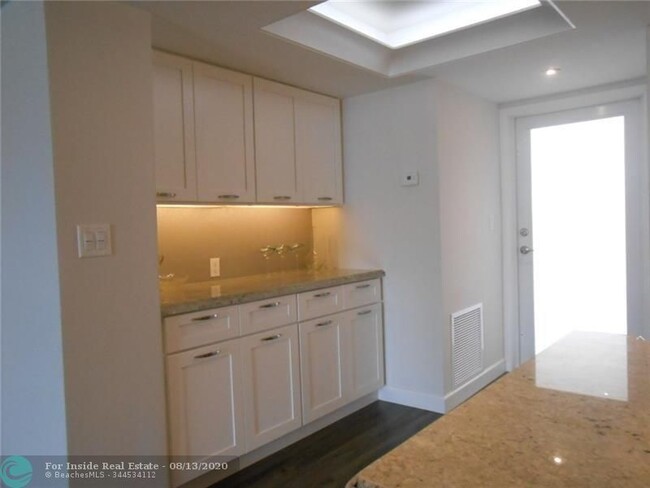 Building Photo - 1012 N Ocean Blvd