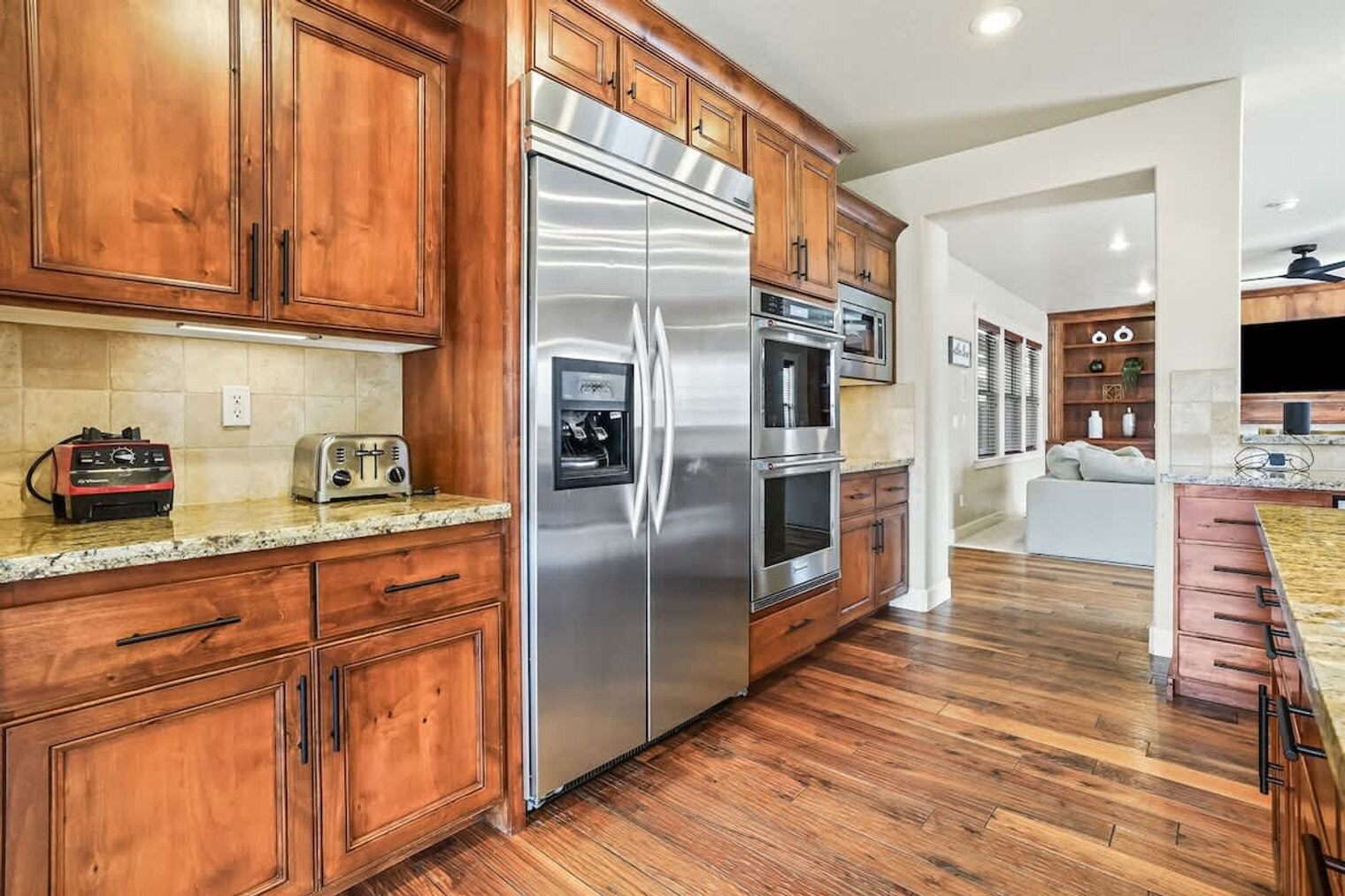 Building Photo - 611 E San Pedro St