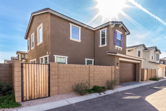 Building Photo - Exquisite 4 bd/2.5 bath home in Albany Village