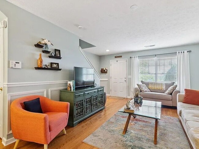 Building Photo - Move-In Ready Townhouse in Prime Location ...