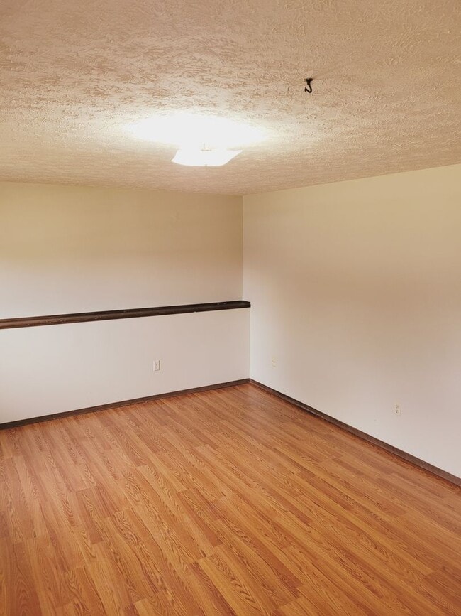 Building Photo - Inviting Home Featuring an Open Concept Floor Plan