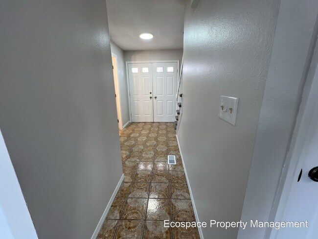 Building Photo - Four Bedroom House in the Smoky Hill neigh...