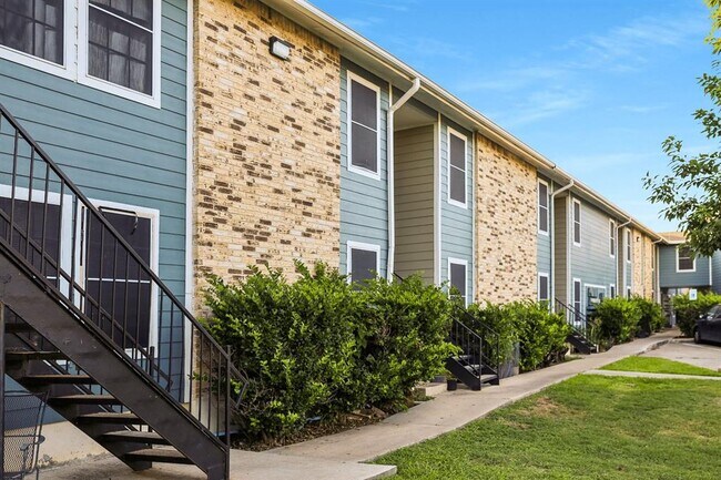 Building Photo - 829 Park Plaza Dr