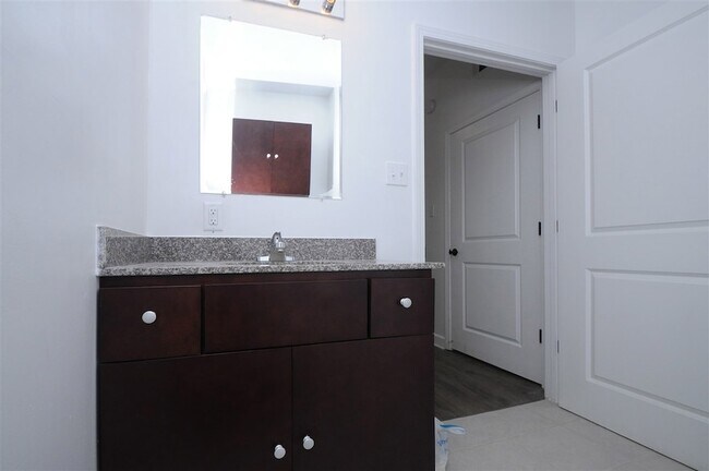 Building Photo - 528 E Parkway N Unit 15