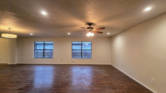 Building Photo - Woodlake Park Spacious move in Ready home over 2100 square feet.