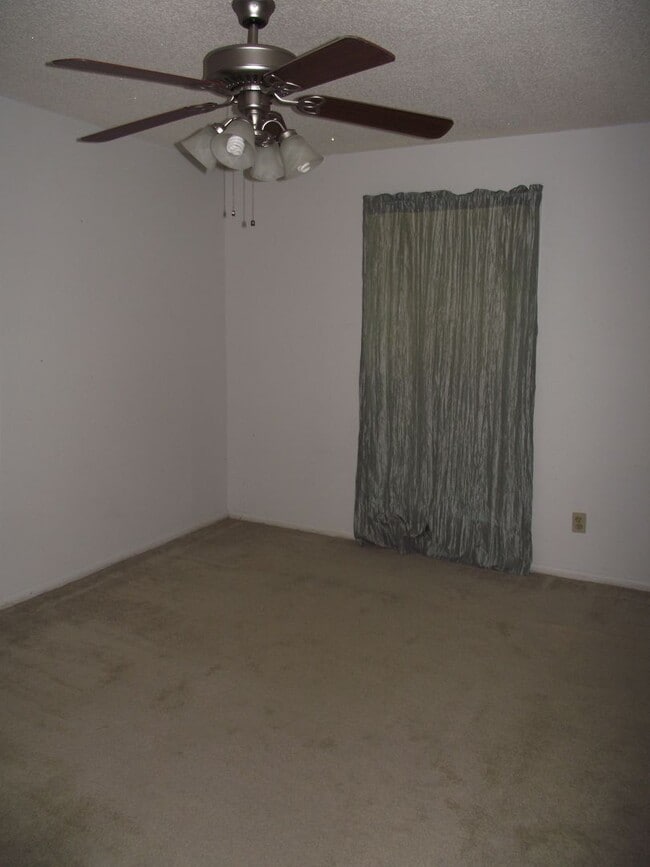 Building Photo - 105 Amelia Dr