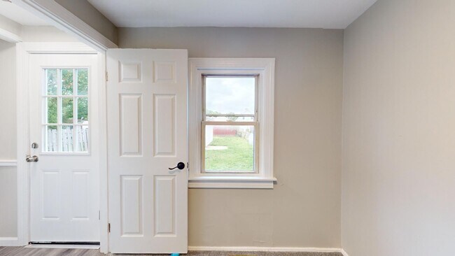 Building Photo - Renovated 3 bedroom home near the Airport