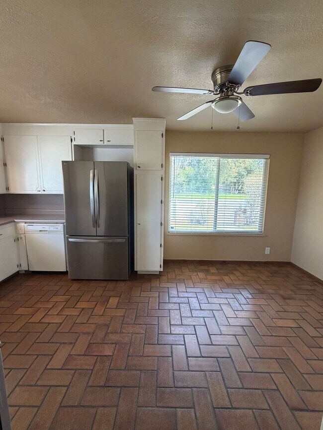 Building Photo - 3 bedroom home in Shasta Lake City