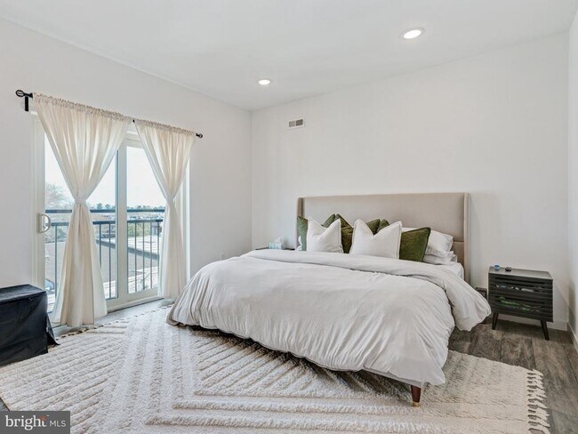 Building Photo - 1931 Colonial St