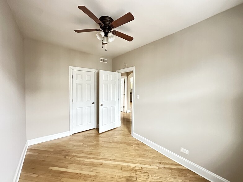 Building Photo - 901 Green Bay Rd