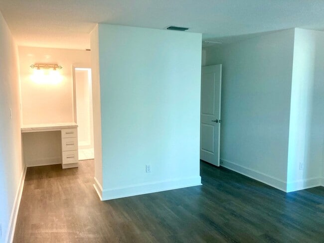 Building Photo - 2 bedroom, 2 bath condo ready to go!