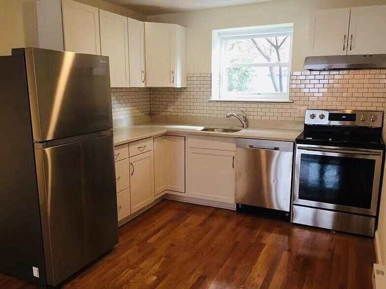 Building Photo - 104 Trowbridge St