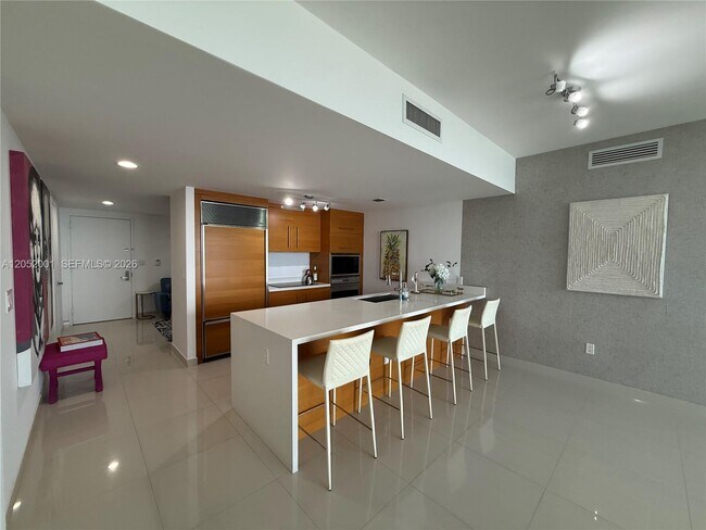 Building Photo - 475 Brickell Ave