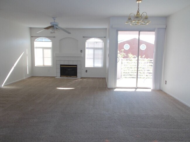 Building Photo - Charming 2 Bed / 2 Bath Condo with Firepla...