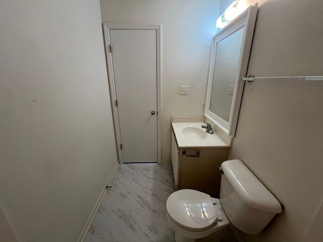 Building Photo - End Unit Townhouse, 3 Bed, 3 Bath