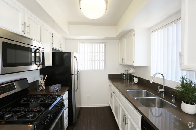 2BR, 2BA-Kitchen - Craner Villa