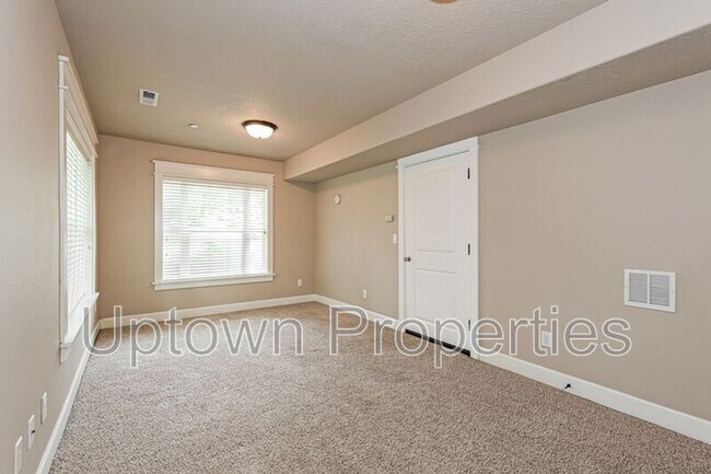 Building Photo - 9408 SE Causey Ave