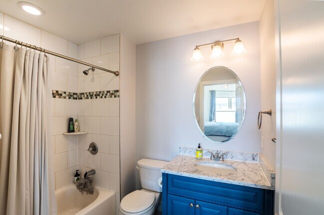 Building Photo - Gorgeous Fairmount One Bedroom Condo