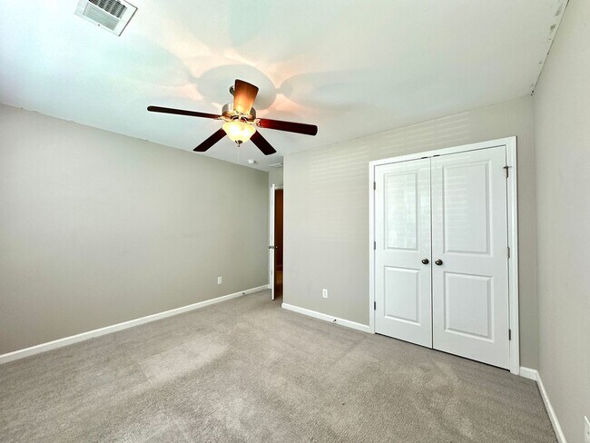 Building Photo - 3 Bed 2 Bath Townhome Located in Cokers Commons in Goose Creek!