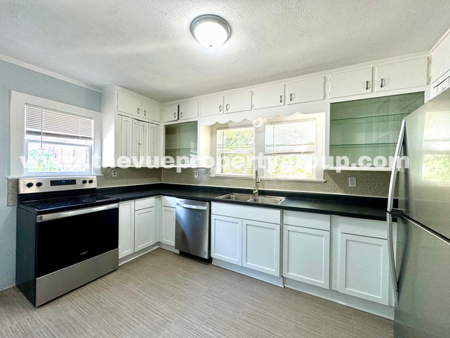 Building Photo - Spacious 3-Bedroom, 2-Bath Home with Moder...