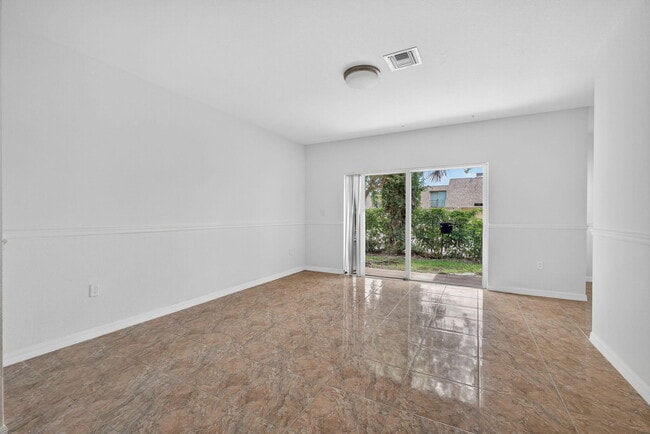 Building Photo - 513 Talia Cir