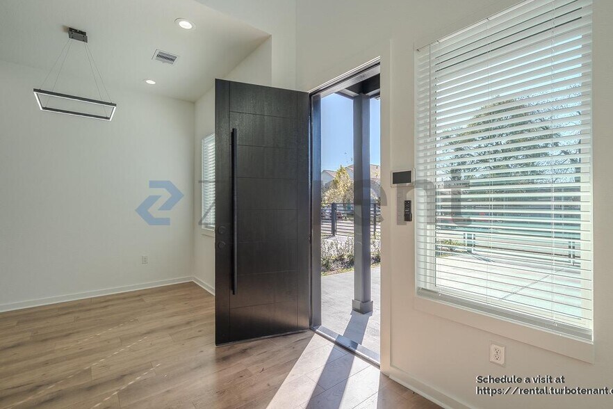 Building Photo - 5029 Van Fleet St