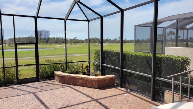 Building Photo - Seasonal/short term renovated 3/3 villa with golf course views on Longboat Key!